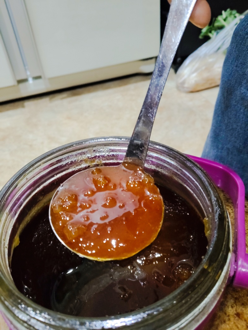 百花土蜂蜜，两年了，颜色金黄，味道香甜纯正，**爽口。