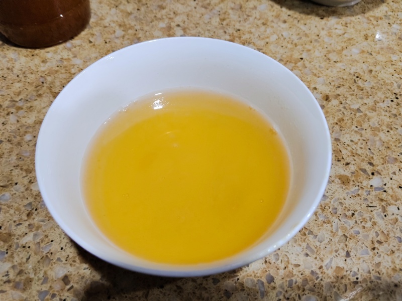 百花土蜂蜜，两年了，颜色金黄，味道香甜纯正，**爽口。