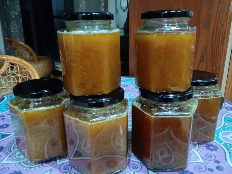 百花土蜂蜜，两年了，颜色金黄，味道香甜纯正，**爽口。