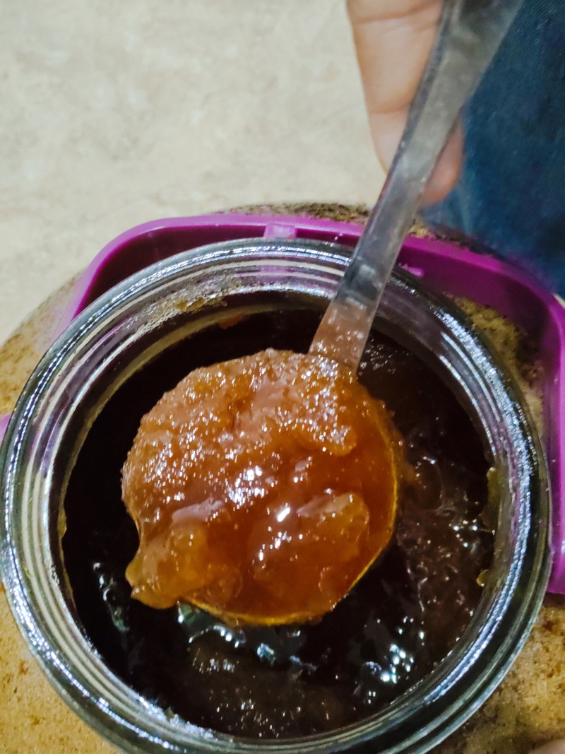 百花土蜂蜜，两年了，颜色金黄，味道香甜纯正，**爽口。