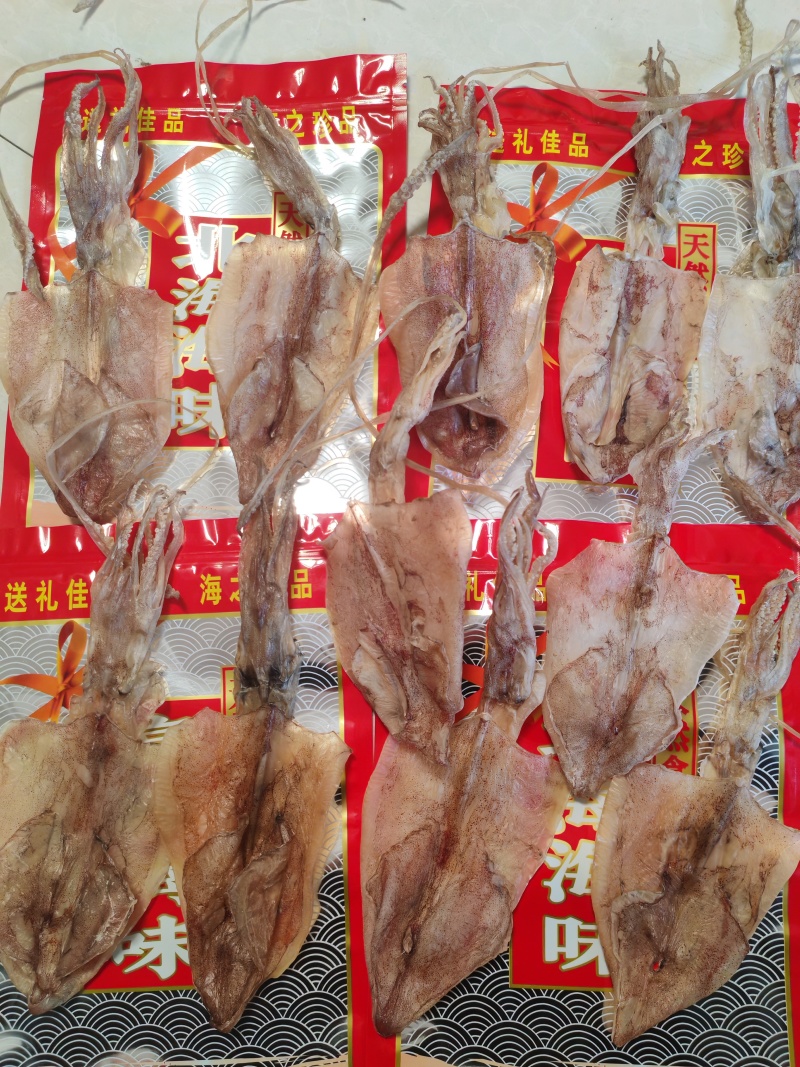 北海鱿鱼干，船晒穿孔鱿鱼干，一斤8条左右。