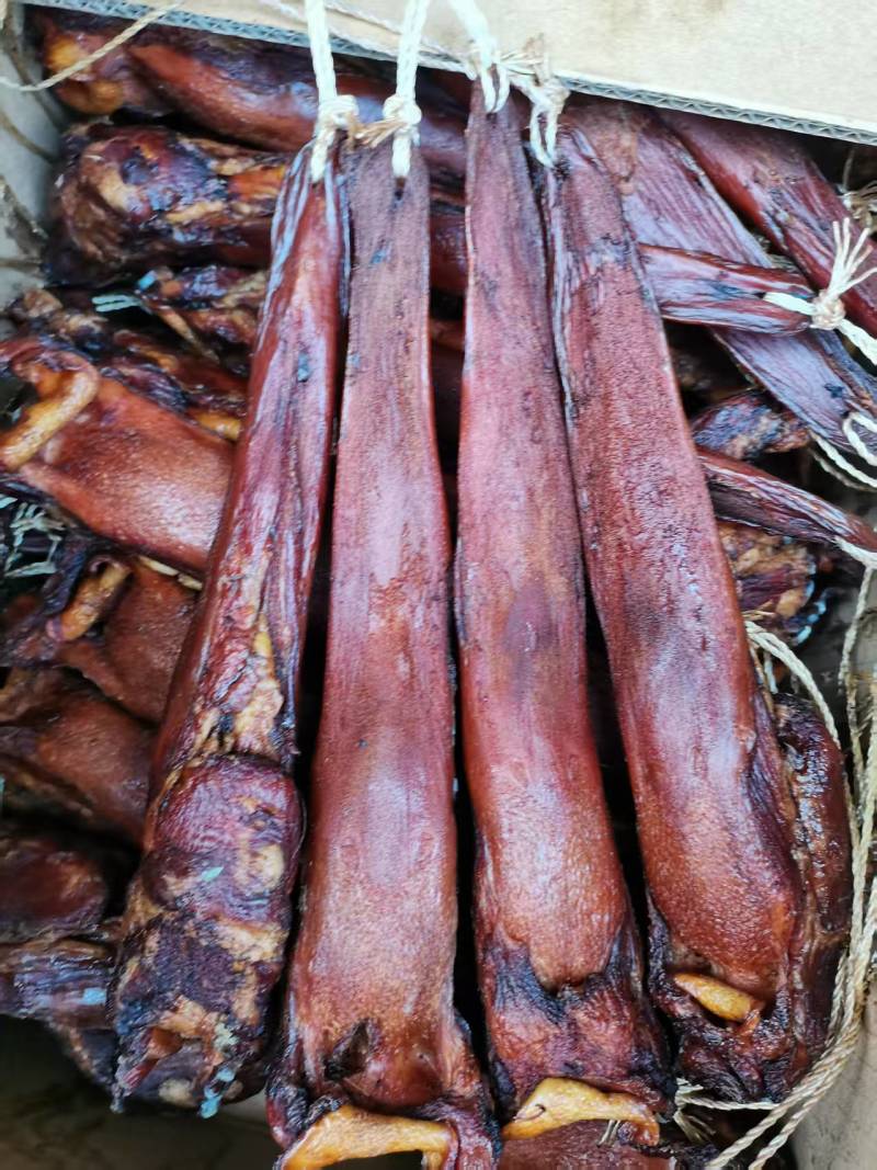 烟熏腊猪舌头，干度好，带根舌，精舌，一件50斤