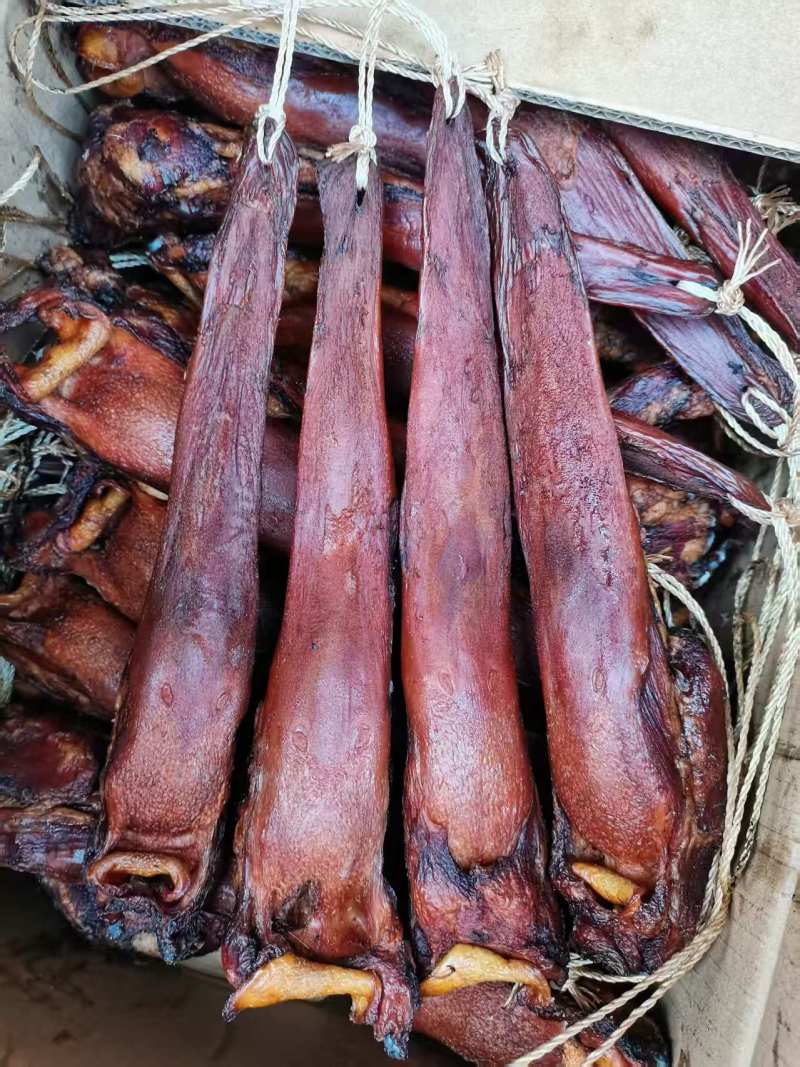 烟熏腊猪舌头，干度好，带根舌，精舌，一件50斤