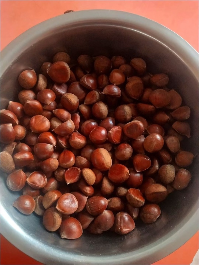 板栗，产自沂蒙山老区腹地，色泽金黄，口感面甜