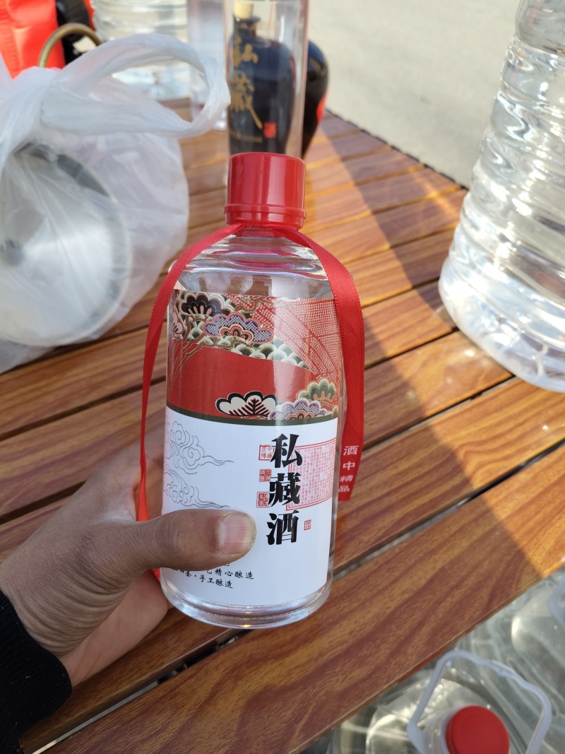白酒，清香型，好喝不上头，入口绵柔不扎口