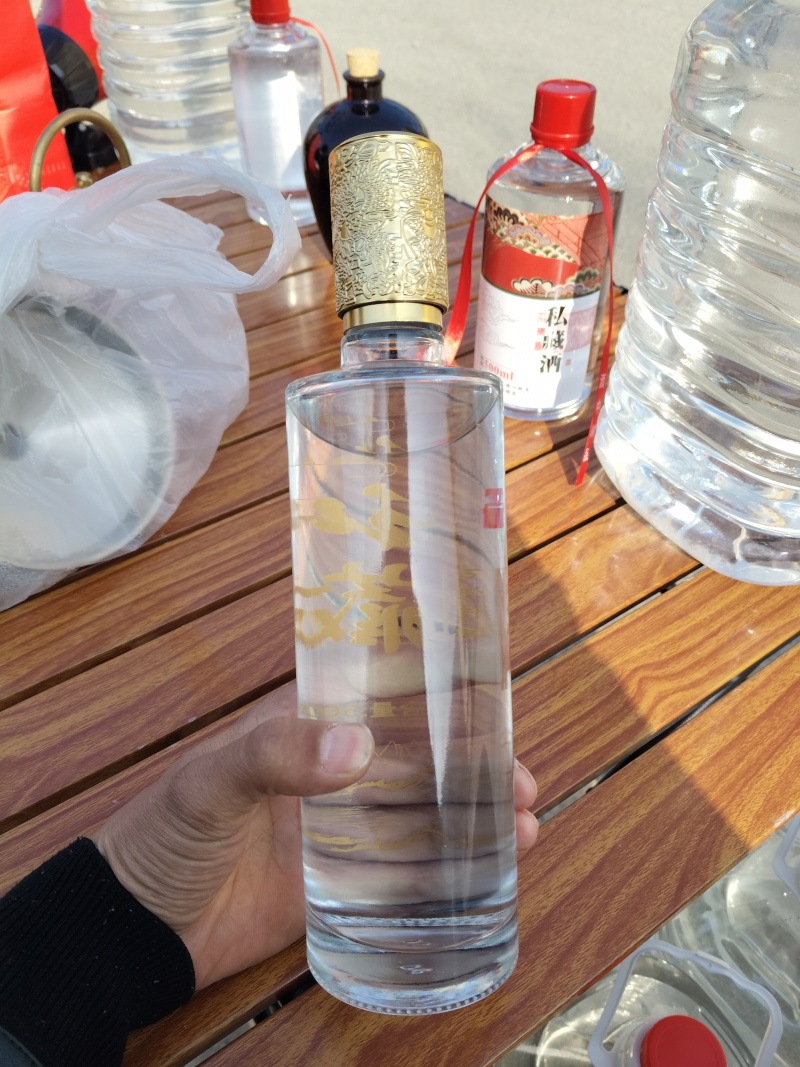 白酒，清香型，好喝不上头，入口绵柔不扎口