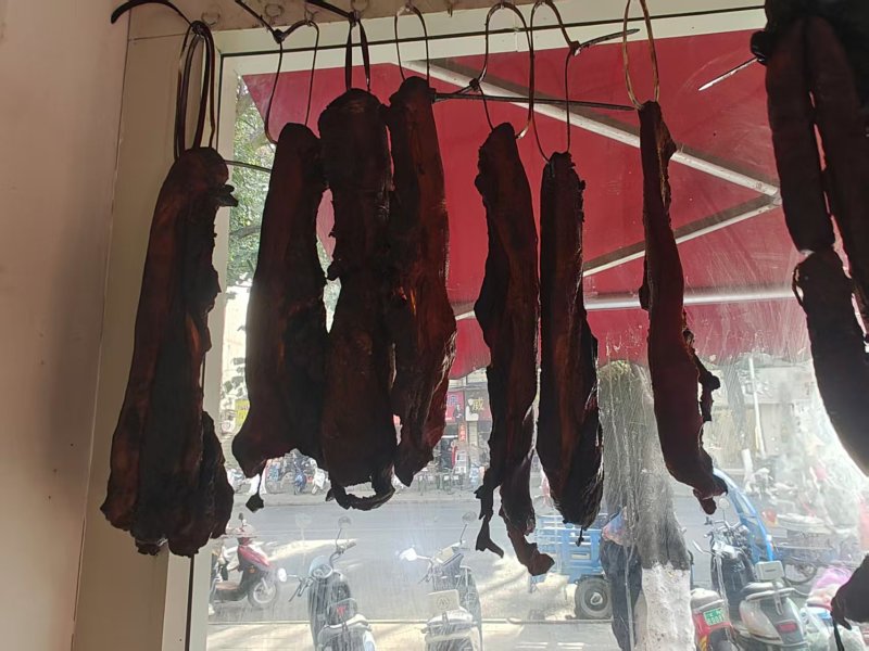 精品土黑猪肉烟熏香肠及烟熏肉，一手货源，全国供应，量大从优