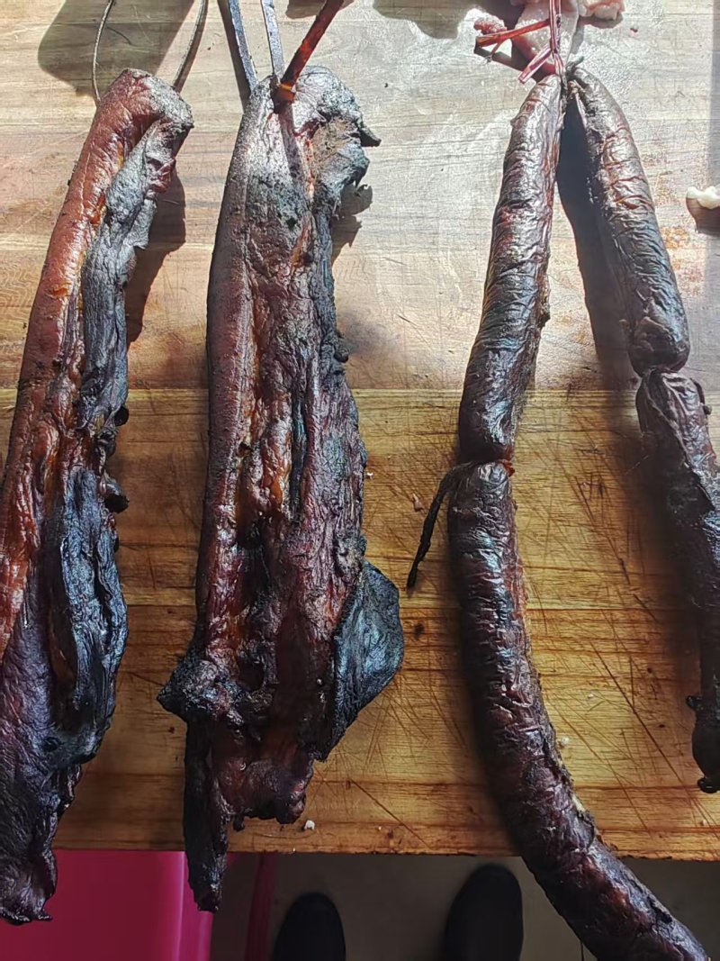 精品土黑猪肉烟熏香肠及烟熏肉，一手货源，全国供应，量大从优