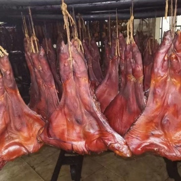 农村自制腊猪脚