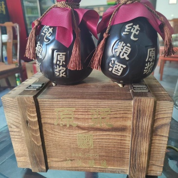 纯粮酒，无勾兑，上手天然粮食香味，挥发后无任何味入吼回甘