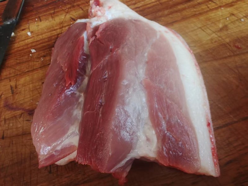 云南黑毛猪肉土猪肉，自家养殖，诚信经营，可视频看货