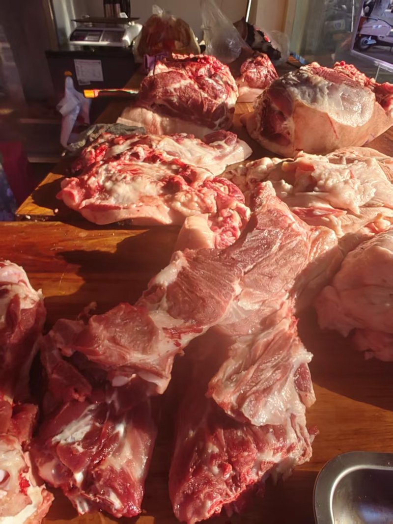 云南黑毛猪肉土猪肉，自家养殖，诚信经营，可视频看货
