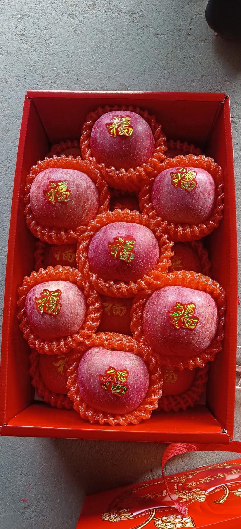 山东红富士苹果色泽亮丽，脆甜多汁，条红片红都有，冷库直供