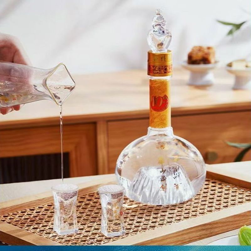 西凤45度华山论剑10年凤香型白酒纯粮食酒45度500毫升。