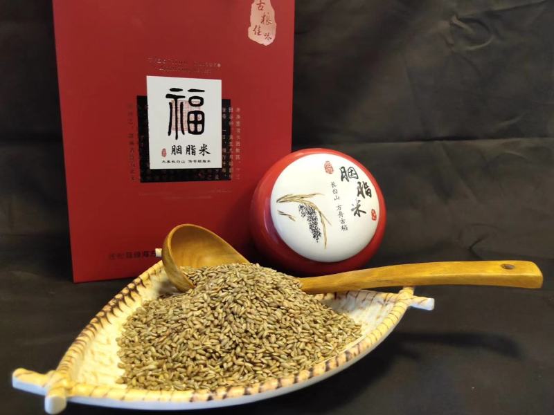 山泉胭脂米，产自长白山北纬42度黄金水稻带。
