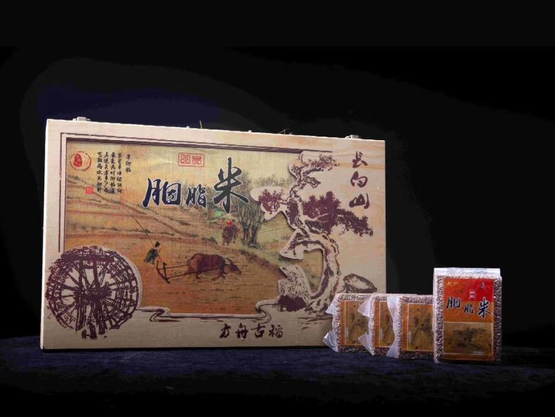 山泉胭脂米，产自长白山北纬42度黄金水稻带。
