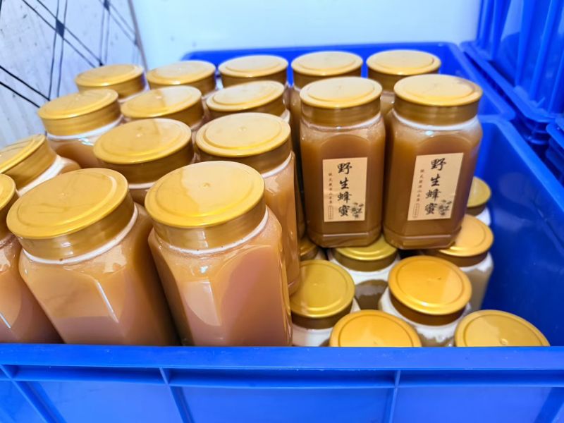 天岩山洞神农架农家木桶野外大山农家土蜂蜜百花蜜野生蜂蜜