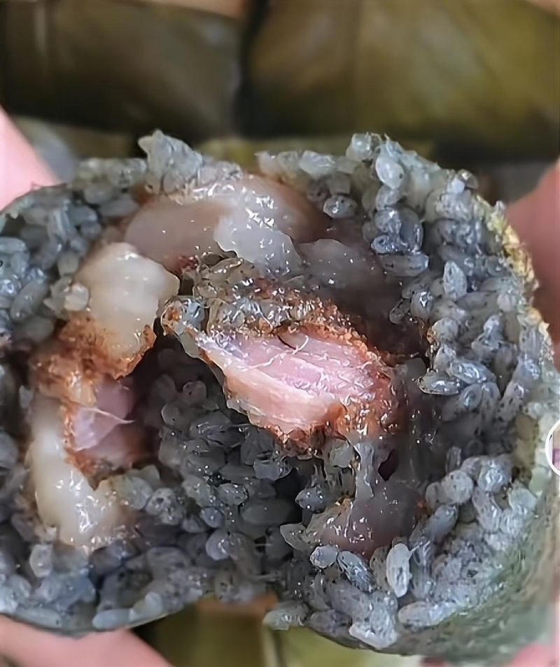 鲜肉灰粽纯手工制作用料讲究味道不错。