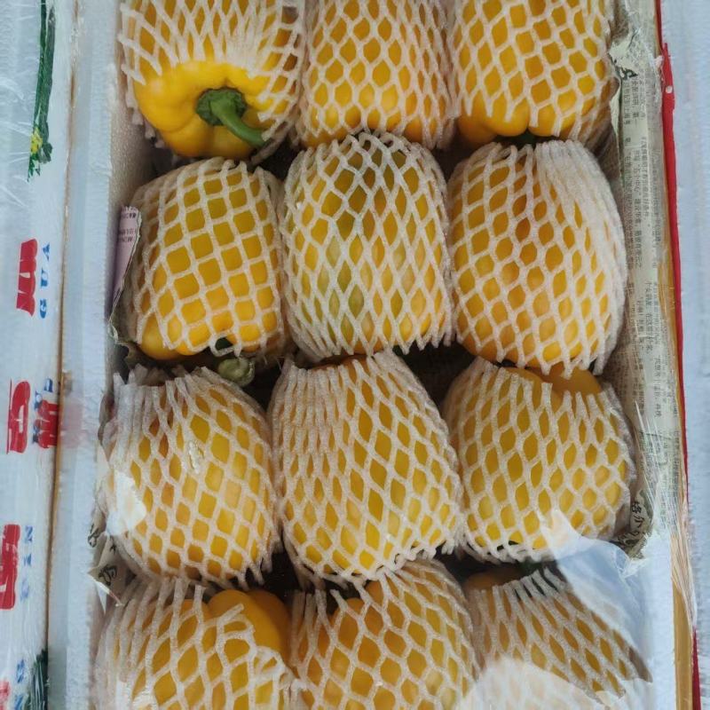 红黄绿彩椒