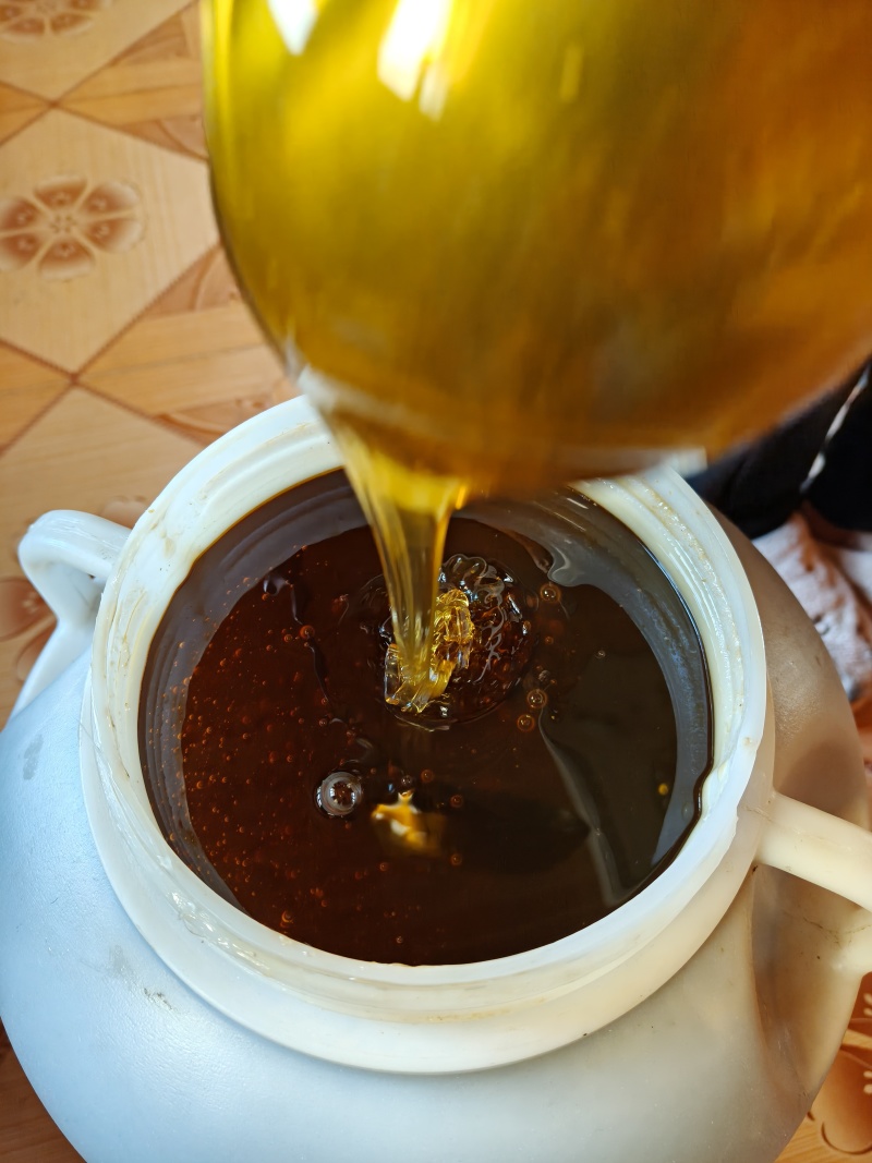 深山纯天然土蜂蜜，有需要的老板联系