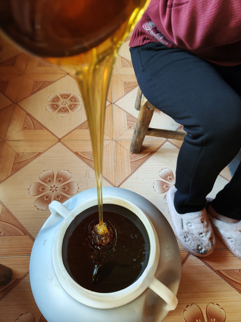 深山纯天然土蜂蜜，有需要的老板联系