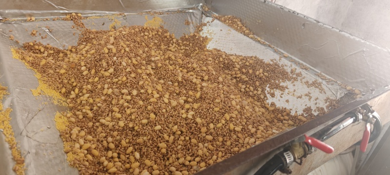 五谷杂粮煎饼。有小麦黄豆玉米高粱小米磨出来的美味。