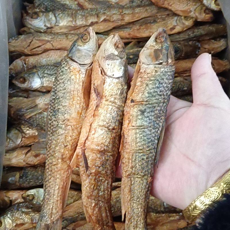 烟熏野生淡水鱼，破肚不苦，价格实惠，欢迎大家咨询联系我，