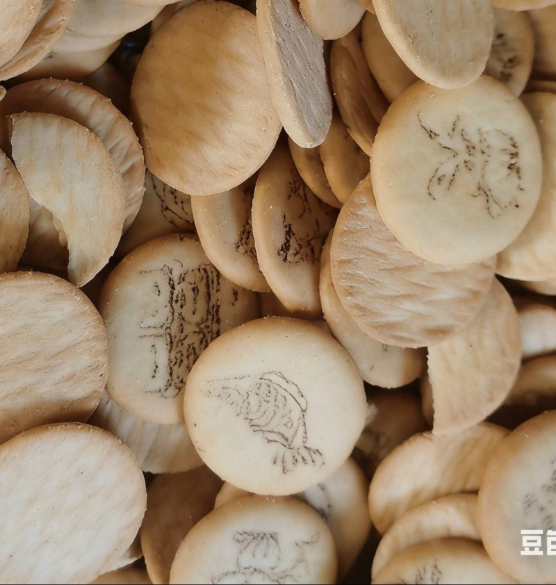 饲料原料面包渣，饼干粉货源充足量大价优欢迎随时联系