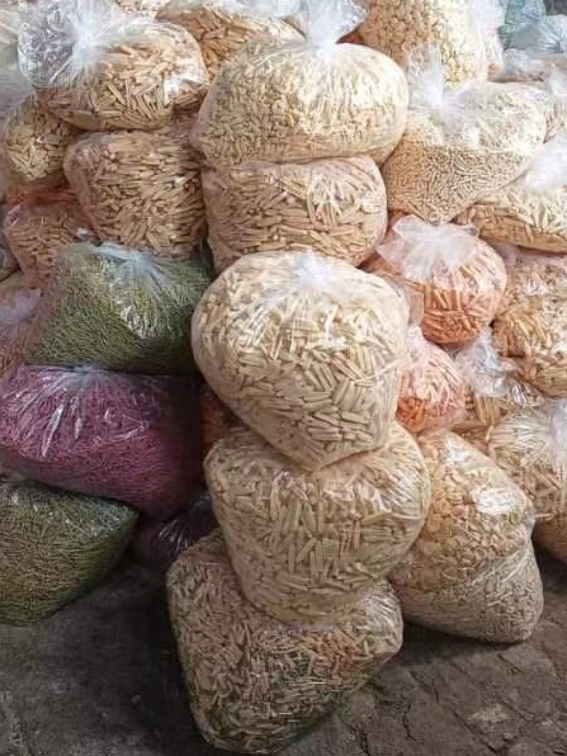 饲料原料面包渣，饼干粉货源充足量大价优欢迎随时联系