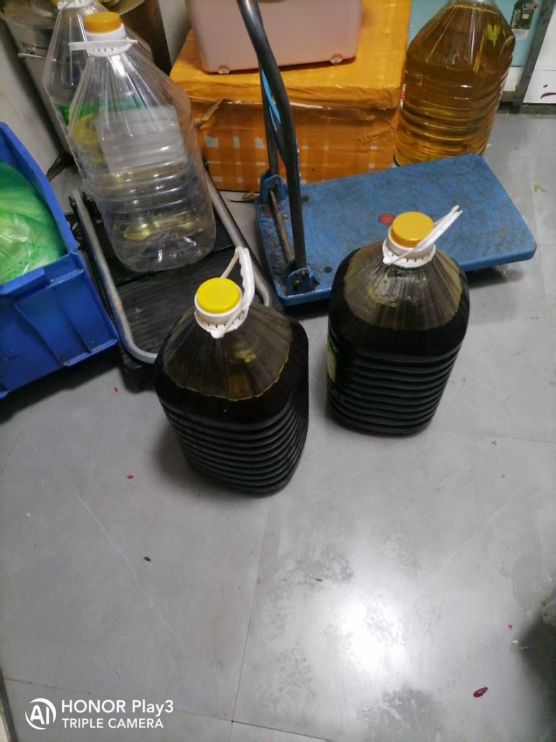鲜榨菜籽油，选用优质菜籽，只做好吃安全精品的菜籽油