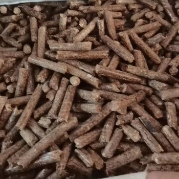 高品质生物质燃烧颗粒木屑/秸秆颗粒厂家直供