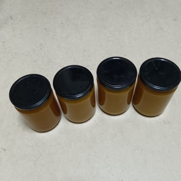 前4瓶是一年割一次的蜂蜜，后3瓶是二年才割一次的蜂蜜。