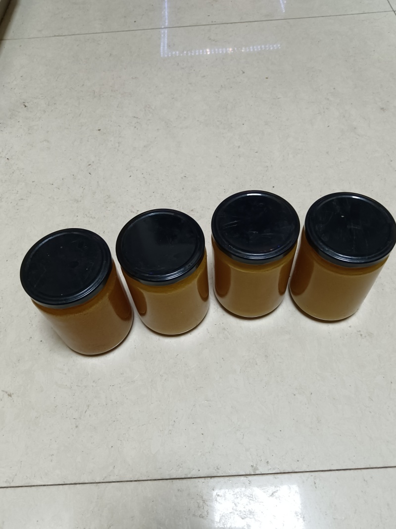 前4瓶是一年割一次的蜂蜜，后3瓶是二年才割一次的蜂蜜。