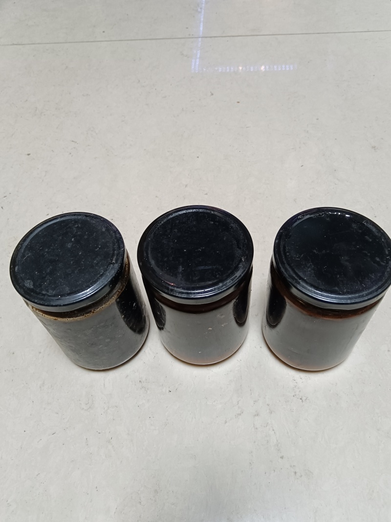 前4瓶是一年割一次的蜂蜜，后3瓶是二年才割一次的蜂蜜。
