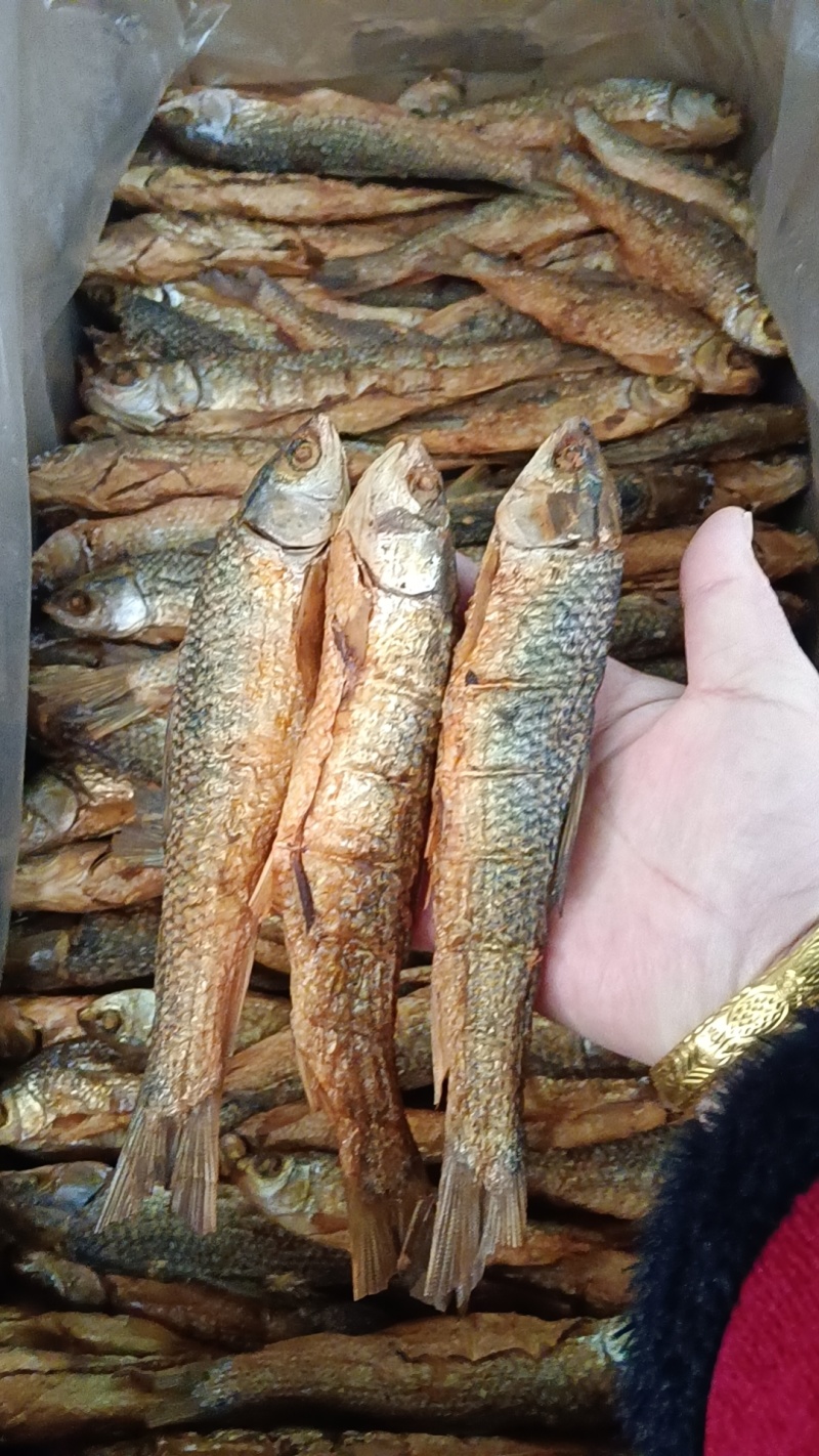 烟熏淡水鱼，好吃不苦