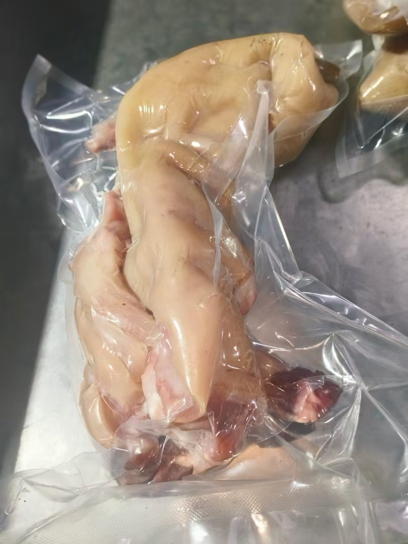 去骨全熟牛蹄，火烧毛纯水煮