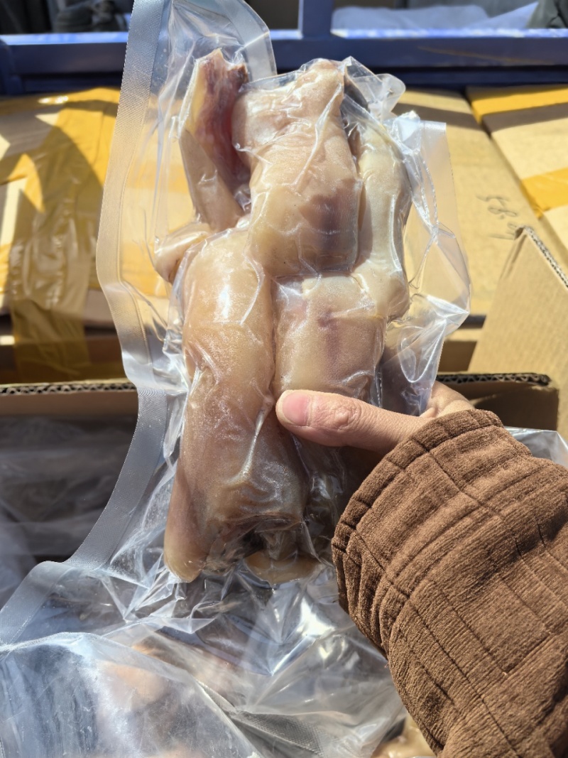 去骨全熟牛蹄，火烧毛纯水煮