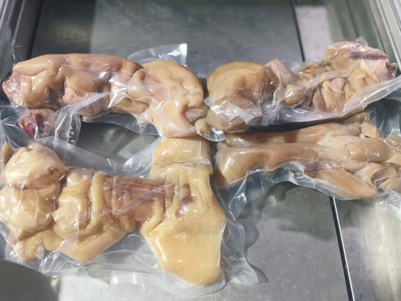 去骨全熟牛蹄，火烧毛纯水煮