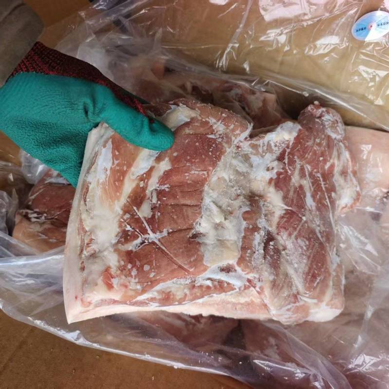精品带皮五花肉，也叫三角五花肉，肥瘦层次分明，价格实惠
