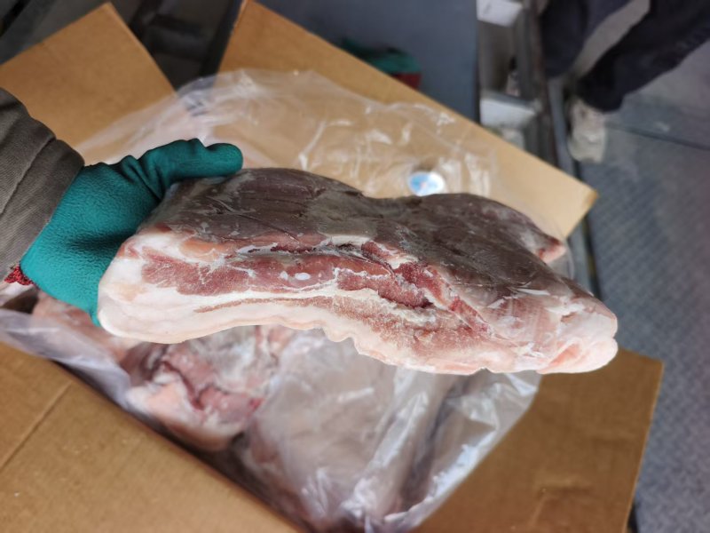 精品带皮五花肉，也叫三角五花肉，肥瘦层次分明，价格实惠