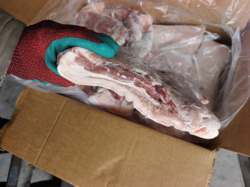 精品带皮五花肉，也叫三角五花肉，肥瘦层次分明，价格实惠