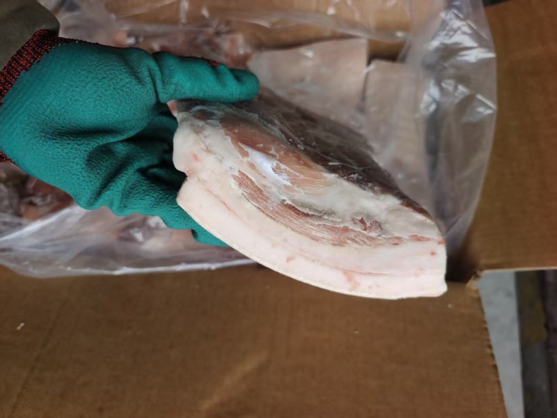 精品带皮五花肉，也叫三角五花肉，肥瘦层次分明，价格实惠