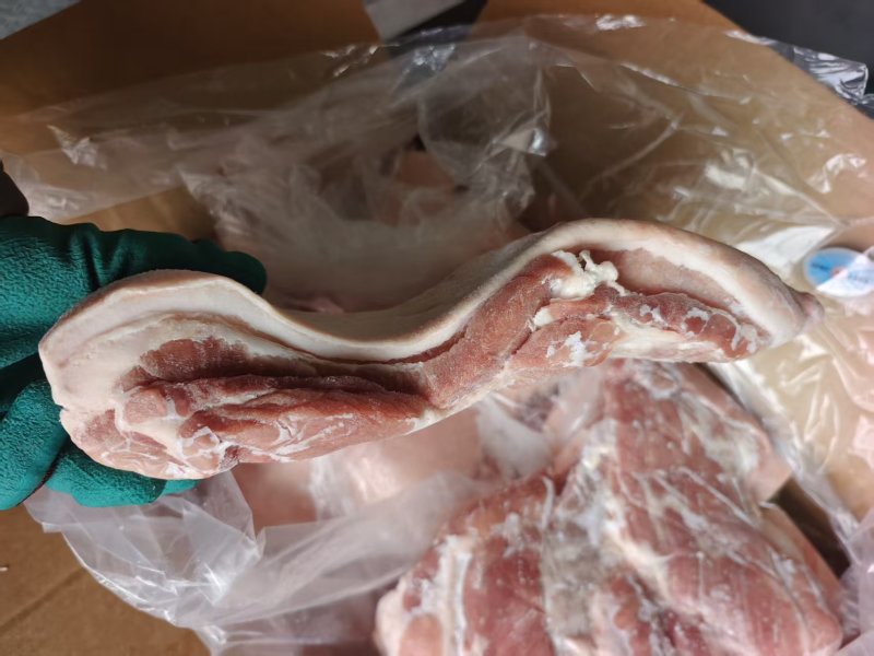精品带皮五花肉，也叫三角五花肉，肥瘦层次分明，价格实惠