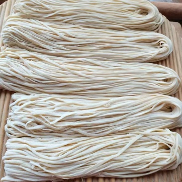 山东传统刀切面鲜面条是面条
