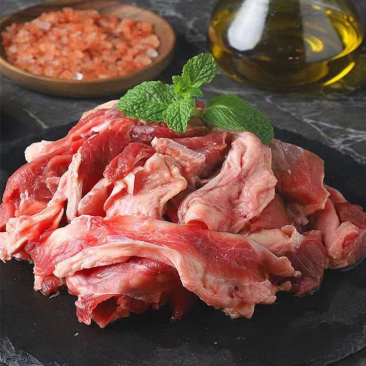牛筋头巴脑有筋有肉。红烧炖煮火锅都好用。