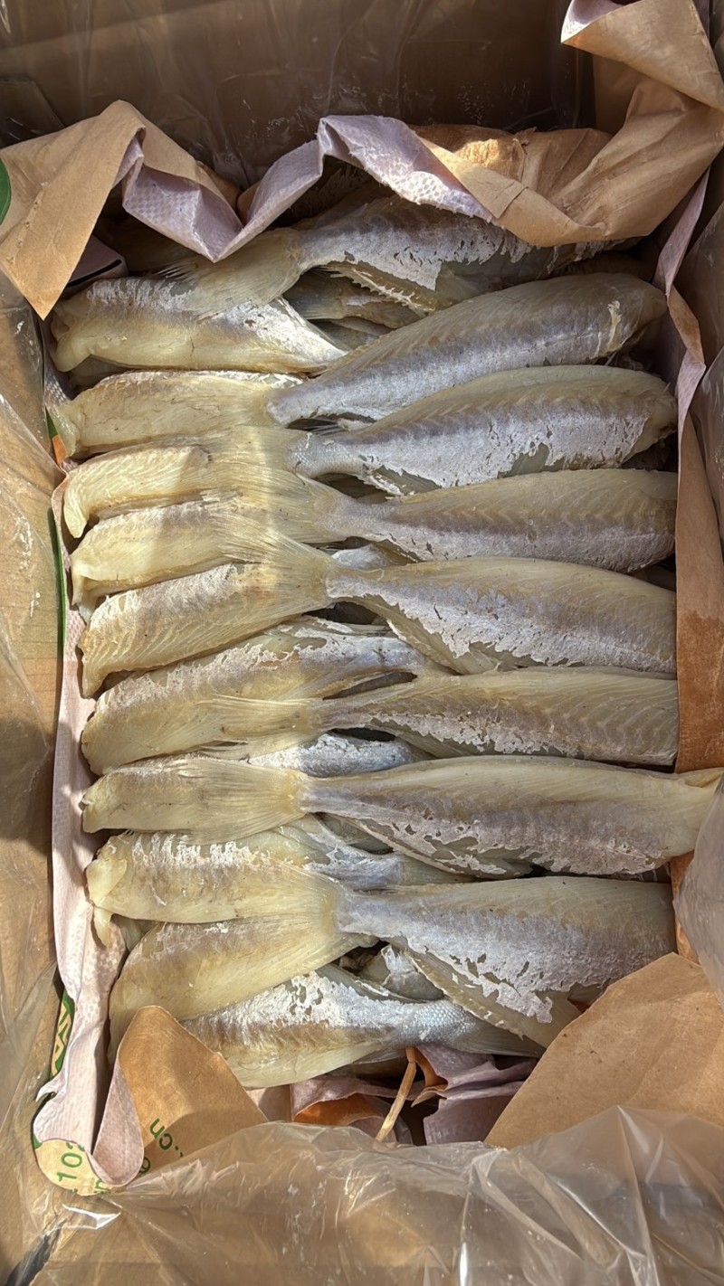 麦香鱼干去皮，去头去内脏