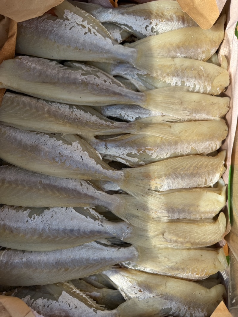 麦香鱼干去皮，去头去内脏