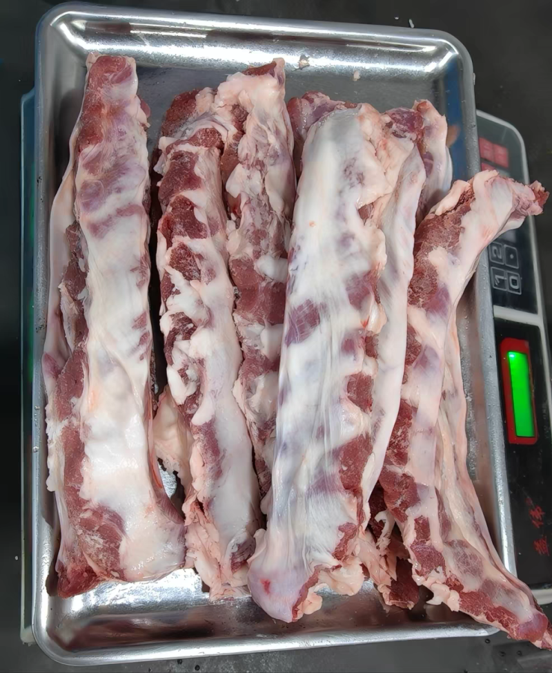 精修猪油边精修去油。烧烤烤肉外酥里嫩。