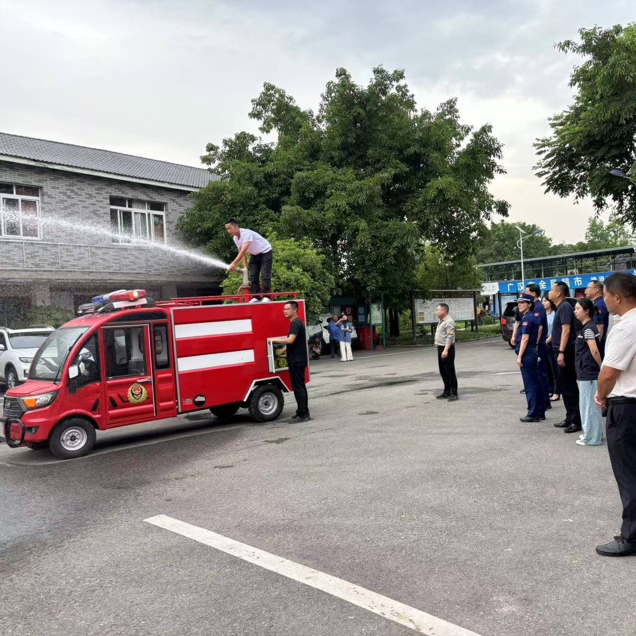 新能源微型消防应急车，森林灭火，道路救援多功能洒水车