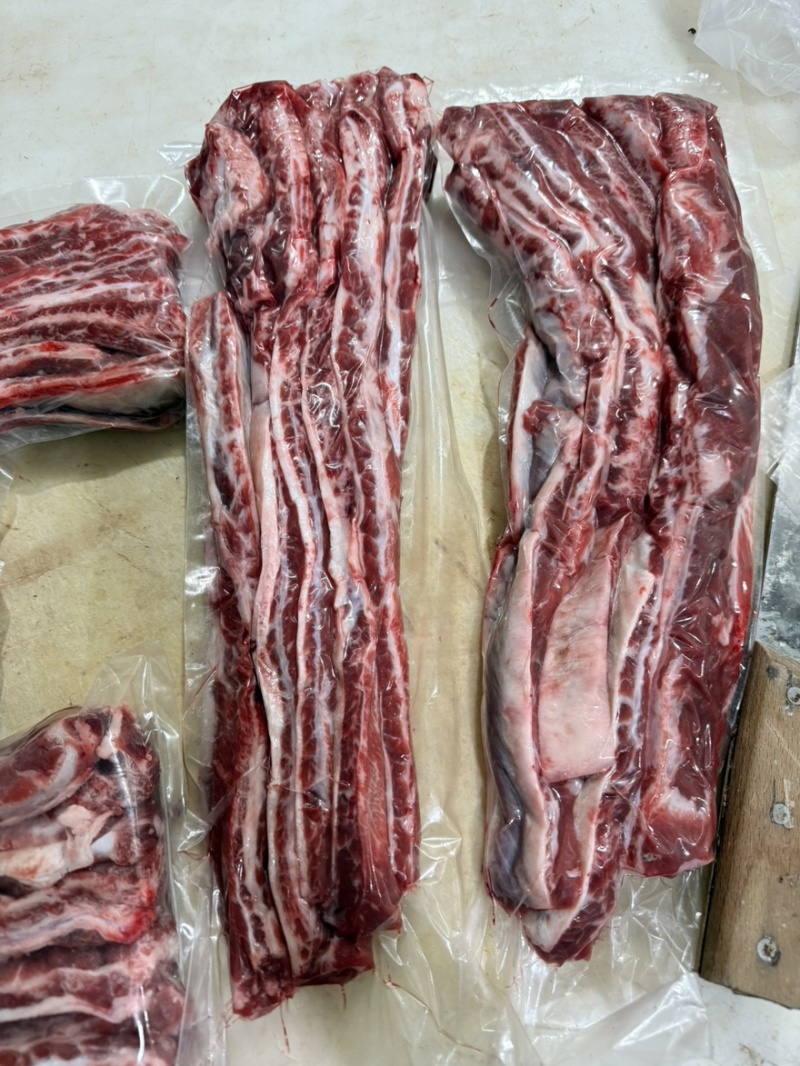 国产长条牛肋条，口感好，肉质紧实，质量保证！